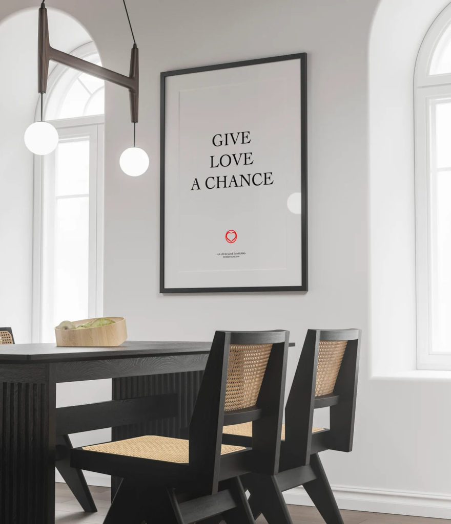 Cadre accroché au mur avec le texte "Give Love A Chance"